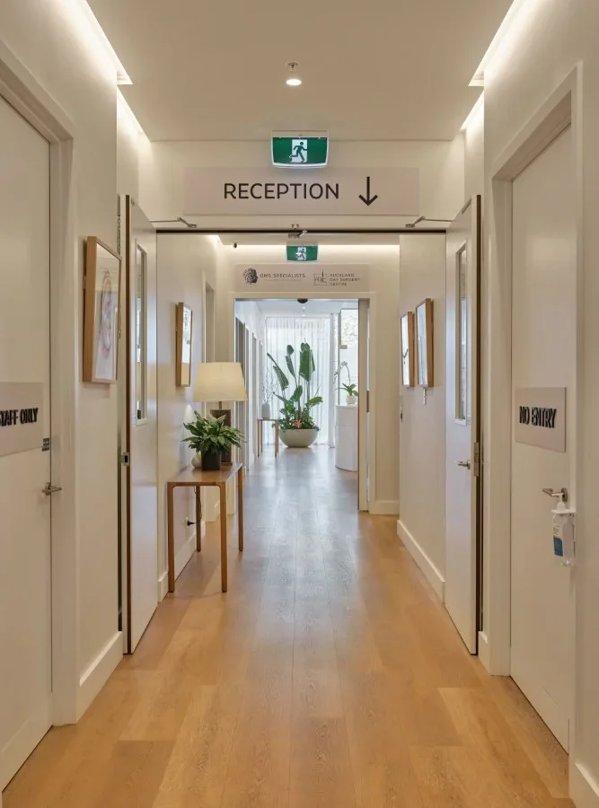 OMS Specialists clinic corridor leading to the reception desk, where patients are welcomed for their consultation